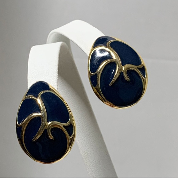 Vintage gold and navy blue enamel swirled egg teardrop stud earrings - Picture 3 of 8